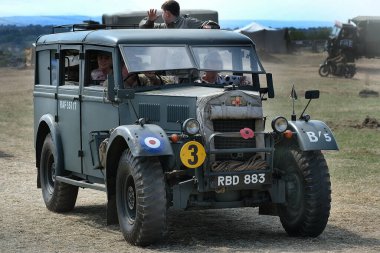 Yorkshire savaş deneyimi gösterisi. Leeds, İngiltere, Ağustos 2022. 2. Dünya Savaşı 'nda araçlar, uçaklar, silahlar ve tanklarla yeniden canlandırma gösterisi. Alman, Amerikan ve İngiliz gibi giyinen insanlar. Alaycı savaşlar ve çatışmalar.