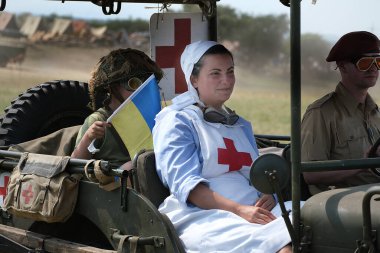 Yorkshire savaş deneyimi gösterisi. Leeds, İngiltere, Ağustos 2022. 2. Dünya Savaşı 'nda araçlar, uçaklar, silahlar ve tanklarla yeniden canlandırma gösterisi. Alman, Amerikan ve İngiliz gibi giyinen insanlar. Alaycı savaşlar ve çatışmalar.