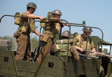 Yorkshire savaş deneyimi gösterisi. Leeds, İngiltere, Ağustos 2022. 2. Dünya Savaşı 'nda araçlar, uçaklar, silahlar ve tanklarla yeniden canlandırma gösterisi. Alman, Amerikan ve İngiliz gibi giyinen insanlar. Alaycı savaşlar ve çatışmalar.