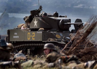 Yorkshire savaş deneyimi gösterisi. Leeds, İngiltere, Ağustos 2022. 2. Dünya Savaşı 'nda araçlar, uçaklar, silahlar ve tanklarla yeniden canlandırma gösterisi. Alman, Amerikan ve İngiliz gibi giyinen insanlar. Alaycı savaşlar ve çatışmalar.