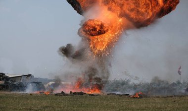Yorkshire savaş deneyimi gösterisi. Leeds, İngiltere, Ağustos 2022. 2. Dünya Savaşı 'nda araçlar, uçaklar, silahlar ve tanklarla yeniden canlandırma gösterisi. Alman, Amerikan ve İngiliz gibi giyinen insanlar. Alaycı savaşlar ve çatışmalar.