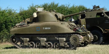 Yorkshire savaş deneyimi gösterisi. Leeds, İngiltere, Ağustos 2022. 2. Dünya Savaşı 'nda araçlar, uçaklar, silahlar ve tanklarla yeniden canlandırma gösterisi. Alman, Amerikan ve İngiliz gibi giyinen insanlar. Alaycı savaşlar ve çatışmalar.