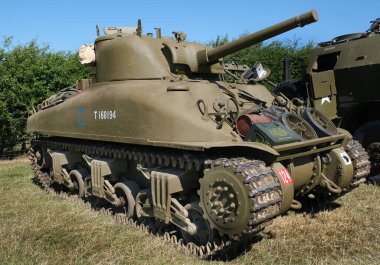 Yorkshire savaş deneyimi gösterisi. Leeds, İngiltere, Ağustos 2022. 2. Dünya Savaşı 'nda araçlar, uçaklar, silahlar ve tanklarla yeniden canlandırma gösterisi. Alman, Amerikan ve İngiliz gibi giyinen insanlar. Alaycı savaşlar ve çatışmalar.