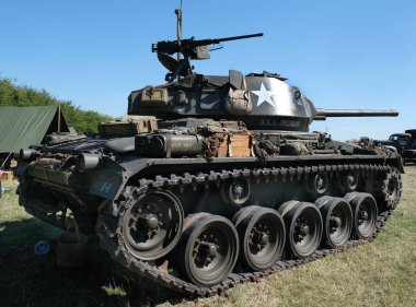 Yorkshire savaş deneyimi gösterisi. Leeds, İngiltere, Ağustos 2022. 2. Dünya Savaşı 'nda araçlar, uçaklar, silahlar ve tanklarla yeniden canlandırma gösterisi. Alman, Amerikan ve İngiliz gibi giyinen insanlar. Alaycı savaşlar ve çatışmalar.