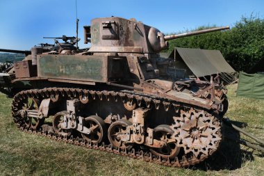 Yorkshire savaş deneyimi gösterisi. Leeds, İngiltere, Ağustos 2022. 2. Dünya Savaşı 'nda araçlar, uçaklar, silahlar ve tanklarla yeniden canlandırma gösterisi. Alman, Amerikan ve İngiliz gibi giyinen insanlar. Alaycı savaşlar ve çatışmalar.