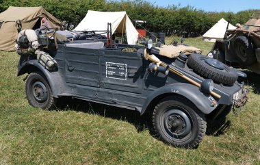 Yorkshire savaş deneyimi gösterisi. Leeds, İngiltere, Ağustos 2022. 2. Dünya Savaşı 'nda araçlar, uçaklar, silahlar ve tanklarla yeniden canlandırma gösterisi. Alman, Amerikan ve İngiliz gibi giyinen insanlar. Alaycı savaşlar ve çatışmalar.