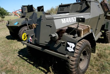 Yorkshire savaş deneyimi gösterisi. Leeds, İngiltere, Ağustos 2022. 2. Dünya Savaşı 'nda araçlar, uçaklar, silahlar ve tanklarla yeniden canlandırma gösterisi. Alman, Amerikan ve İngiliz gibi giyinen insanlar. Alaycı savaşlar ve çatışmalar.