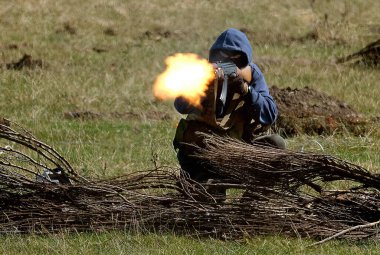 Yorkshire savaş deneyimi gösterisi. Leeds, İngiltere, Ağustos 2022. 2. Dünya Savaşı 'nda araçlar, uçaklar, silahlar ve tanklarla yeniden canlandırma gösterisi. Alman, Amerikan ve İngiliz gibi giyinen insanlar. Alaycı savaşlar ve çatışmalar.