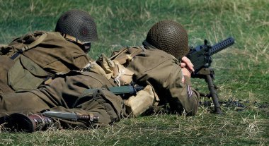 Yorkshire savaş deneyimi gösterisi. Leeds, İngiltere, Ağustos 2022. 2. Dünya Savaşı 'nda araçlar, uçaklar, silahlar ve tanklarla yeniden canlandırma gösterisi. Alman, Amerikan ve İngiliz gibi giyinen insanlar. Alaycı savaşlar ve çatışmalar.