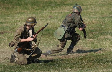 Yorkshire savaş deneyimi gösterisi. Leeds, İngiltere, Ağustos 2022. 2. Dünya Savaşı 'nda araçlar, uçaklar, silahlar ve tanklarla yeniden canlandırma gösterisi. Alman, Amerikan ve İngiliz gibi giyinen insanlar. Alaycı savaşlar ve çatışmalar.