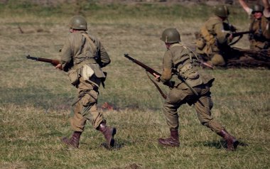 Yorkshire savaş deneyimi gösterisi. Leeds, İngiltere, Ağustos 2022. 2. Dünya Savaşı 'nda araçlar, uçaklar, silahlar ve tanklarla yeniden canlandırma gösterisi. Alman, Amerikan ve İngiliz gibi giyinen insanlar. Alaycı savaşlar ve çatışmalar.