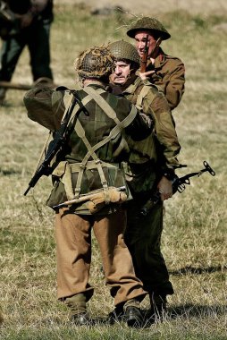 Yorkshire savaş deneyimi gösterisi. Leeds, İngiltere, Ağustos 2022. 2. Dünya Savaşı 'nda araçlar, uçaklar, silahlar ve tanklarla yeniden canlandırma gösterisi. Alman, Amerikan ve İngiliz gibi giyinen insanlar. Alaycı savaşlar ve çatışmalar.