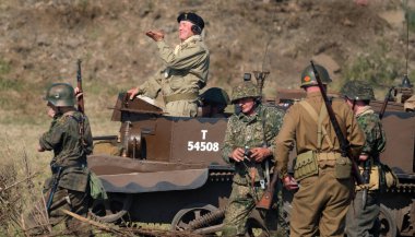 Yorkshire savaş deneyimi gösterisi. Leeds, İngiltere, Ağustos 2022. 2. Dünya Savaşı 'nda araçlar, uçaklar, silahlar ve tanklarla yeniden canlandırma gösterisi. Alman, Amerikan ve İngiliz gibi giyinen insanlar. Alaycı savaşlar ve çatışmalar.