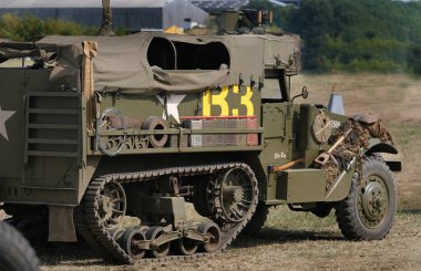 Yorkshire savaş deneyimi gösterisi. Leeds, İngiltere, Ağustos 2022. 2. Dünya Savaşı 'nda araçlar, uçaklar, silahlar ve tanklarla yeniden canlandırma gösterisi. Alman, Amerikan ve İngiliz gibi giyinen insanlar. Alaycı savaşlar ve çatışmalar.