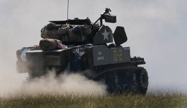 Yorkshire savaş deneyimi gösterisi. Leeds, İngiltere, Ağustos 2022. 2. Dünya Savaşı 'nda araçlar, uçaklar, silahlar ve tanklarla yeniden canlandırma gösterisi. Alman, Amerikan ve İngiliz gibi giyinen insanlar. Alaycı savaşlar ve çatışmalar.