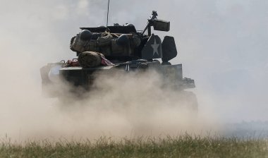 Yorkshire savaş deneyimi gösterisi. Leeds, İngiltere, Ağustos 2022. 2. Dünya Savaşı 'nda araçlar, uçaklar, silahlar ve tanklarla yeniden canlandırma gösterisi. Alman, Amerikan ve İngiliz gibi giyinen insanlar. Alaycı savaşlar ve çatışmalar.