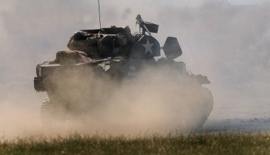 Yorkshire savaş deneyimi gösterisi. Leeds, İngiltere, Ağustos 2022. 2. Dünya Savaşı 'nda araçlar, uçaklar, silahlar ve tanklarla yeniden canlandırma gösterisi. Alman, Amerikan ve İngiliz gibi giyinen insanlar. Alaycı savaşlar ve çatışmalar.