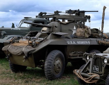 Zafer Şovu. Cosby Çiftliği, Leicester, İngiltere. Eylül 2022. Dünya Savaşı 'nın askeri gösterisi. İki tank, uçak, araç, silah ve insan. Axis ve Müttefik. Alman, Amerikan ve İngiliz üniformaları. Savaşlar ve çatışmalarla dolu üç günlük eğlence.