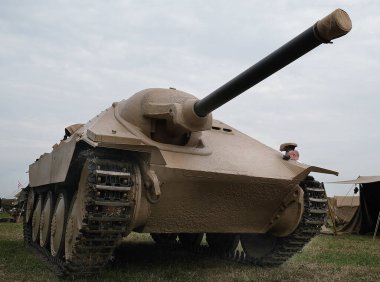 Zafer Şovu. Cosby Çiftliği, Leicester, İngiltere. Eylül 2022. Dünya Savaşı 'nın askeri gösterisi. İki tank, uçak, araç, silah ve insan. Axis ve Müttefik. Alman, Amerikan ve İngiliz üniformaları. Savaşlar ve çatışmalarla dolu üç günlük eğlence.