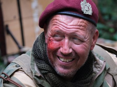 Zafer Şovu. Cosby Çiftliği, Leicester, İngiltere. Eylül 2022. Dünya Savaşı 'nın askeri gösterisi. İki tank, uçak, araç, silah ve insan. Axis ve Müttefik. Alman, Amerikan ve İngiliz üniformaları. Savaşlar ve çatışmalarla dolu üç günlük eğlence.