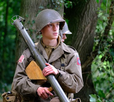 Zafer Şovu. Cosby Çiftliği, Leicester, İngiltere. Eylül 2022. Dünya Savaşı 'nın askeri gösterisi. İki tank, uçak, araç, silah ve insan. Axis ve Müttefik. Alman, Amerikan ve İngiliz üniformaları. Savaşlar ve çatışmalarla dolu üç günlük eğlence.