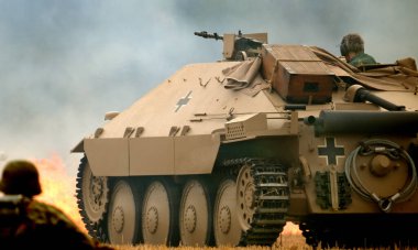 Zafer Şovu. Cosby Çiftliği, Leicester, İngiltere. Eylül 2022. Dünya Savaşı 'nın askeri gösterisi. İki tank, uçak, araç, silah ve insan. Axis ve Müttefik. Alman, Amerikan ve İngiliz üniformaları. Savaşlar ve çatışmalarla dolu üç günlük eğlence.
