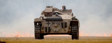 Zafer Şovu. Cosby Çiftliği, Leicester, İngiltere. Eylül 2022. Dünya Savaşı 'nın askeri gösterisi. İki tank, uçak, araç, silah ve insan. Axis ve Müttefik. Alman, Amerikan ve İngiliz üniformaları. Savaşlar ve çatışmalarla dolu üç günlük eğlence.