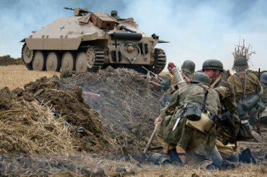 Zafer Şovu. Cosby Çiftliği, Leicester, İngiltere. Eylül 2022. Dünya Savaşı 'nın askeri gösterisi. İki tank, uçak, araç, silah ve insan. Axis ve Müttefik. Alman, Amerikan ve İngiliz üniformaları. Savaşlar ve çatışmalarla dolu üç günlük eğlence.