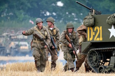 Zafer Şovu. Cosby Çiftliği, Leicester, İngiltere. Eylül 2022. Dünya Savaşı 'nın askeri gösterisi. İki tank, uçak, araç, silah ve insan. Axis ve Müttefik. Alman, Amerikan ve İngiliz üniformaları. Savaşlar ve çatışmalarla dolu üç günlük eğlence.