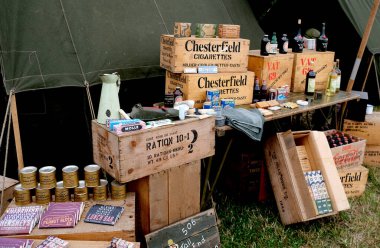 Zafer Şovu. Cosby Çiftliği, Leicester, İngiltere. Eylül 2022. Dünya Savaşı 'nın askeri gösterisi. İki tank, uçak, araç, silah ve insan. Axis ve Müttefik. Alman, Amerikan ve İngiliz üniformaları. Savaşlar ve çatışmalarla dolu üç günlük eğlence.