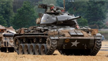 Zafer Şovu. Cosby Çiftliği, Leicester, İngiltere. Eylül 2022. Dünya Savaşı 'nın askeri gösterisi. İki tank, uçak, araç, silah ve insan. Axis ve Müttefik. Alman, Amerikan ve İngiliz üniformaları. Savaşlar ve çatışmalarla dolu üç günlük eğlence.