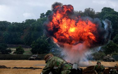 Zafer Şovu. Cosby Çiftliği, Leicester, İngiltere. Eylül 2022. Dünya Savaşı 'nın askeri gösterisi. İki tank, uçak, araç, silah ve insan. Axis ve Müttefik. Alman, Amerikan ve İngiliz üniformaları. Savaşlar ve çatışmalarla dolu üç günlük eğlence.