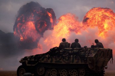 Zafer Şovu. Cosby Çiftliği, Leicester, İngiltere. Eylül 2022. Dünya Savaşı 'nın askeri gösterisi. İki tank, uçak, araç, silah ve insan. Axis ve Müttefik. Alman, Amerikan ve İngiliz üniformaları. Savaşlar ve çatışmalarla dolu üç günlük eğlence.