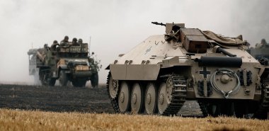 Zafer Şovu. Cosby Çiftliği, Leicester, İngiltere. Eylül 2022. Dünya Savaşı 'nın askeri gösterisi. İki tank, uçak, araç, silah ve insan. Axis ve Müttefik. Alman, Amerikan ve İngiliz üniformaları. Savaşlar ve çatışmalarla dolu üç günlük eğlence.