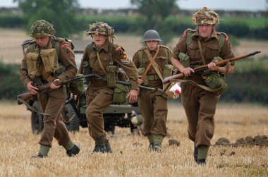 Zafer Şovu. Cosby Çiftliği, Leicester, İngiltere. Eylül 2022. Dünya Savaşı 'nın askeri gösterisi. İki tank, uçak, araç, silah ve insan. Axis ve Müttefik. Alman, Amerikan ve İngiliz üniformaları. Savaşlar ve çatışmalarla dolu üç günlük eğlence..