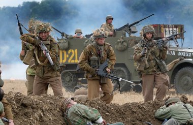 Zafer Şovu. Cosby Çiftliği, Leicester, İngiltere. Eylül 2022. Dünya Savaşı 'nın askeri gösterisi. İki tank, uçak, araç, silah ve insan. Axis ve Müttefik. Alman, Amerikan ve İngiliz üniformaları. Savaşlar ve çatışmalarla dolu üç günlük eğlence..