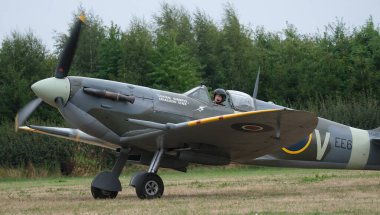 Zafer Şovu. Cosby Çiftliği, Leicester, İngiltere. Eylül 2022. Dünya Savaşı 'nın askeri gösterisi. İki tank, uçak, araç, silah ve insan. Axis ve Müttefik. Alman, Amerikan ve İngiliz üniformaları. Savaşlar ve çatışmalarla dolu üç günlük eğlence..