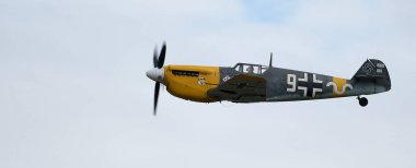 Zafer Şovu. Cosby Çiftliği, Leicester, İngiltere. Eylül 2022. Dünya Savaşı 'nın askeri gösterisi. İki tank, uçak, araç, silah ve insan. Axis ve Müttefik. Alman, Amerikan ve İngiliz üniformaları. Savaşlar ve çatışmalarla dolu üç günlük eğlence..