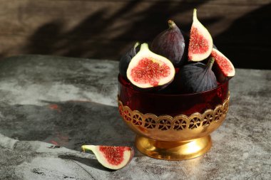 Gri arkaplanda taze incir