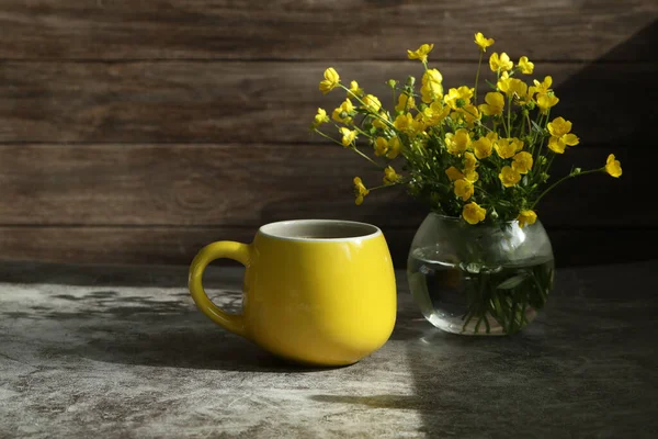 Tasse Kaffee Und Strauß Gelber Blumen Mit Holzhintergrund — Stockfoto