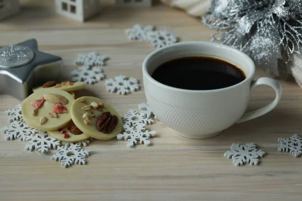 Bir Fincan Kahvenin Yanında Boğaz Noel Süsü — Stok fotoğraf