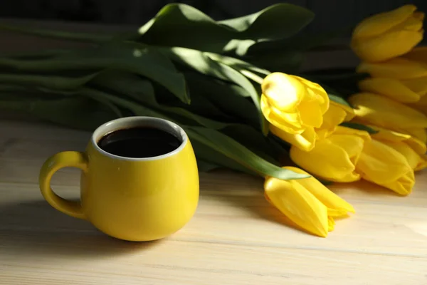 Cup Coffee Yellow Tulips — Stock Photo, Image