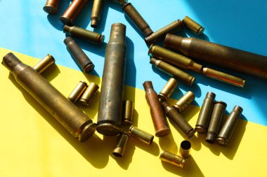 Ukrayna 'daki savaşı durdurun. Ukrayna bayrağında fişekler ve mermiler. 