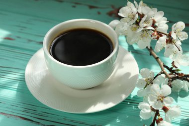 Kayısı çiçeği dallı bir fincan kahve ve kopyalama alanı.