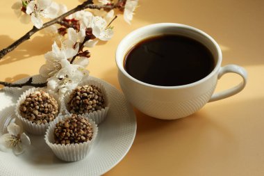 El yapımı şekerlemeli bir fincan kahve.