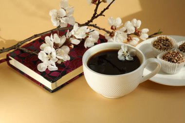 Kayısı çiçeği dallı bir fincan kahve ve kopyalama alanı.