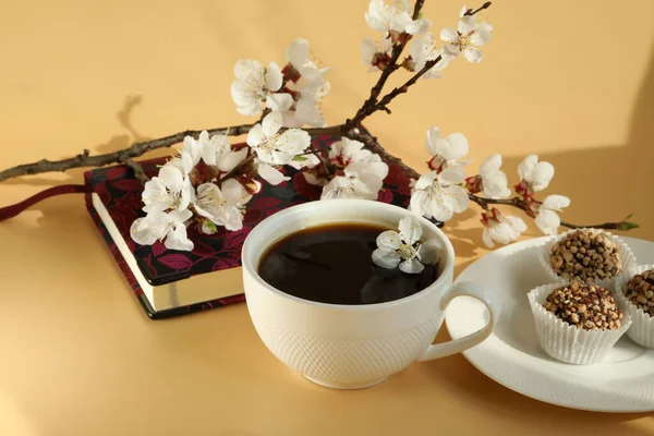 Kayısı çiçeği dallı bir fincan kahve ve kopyalama alanı.