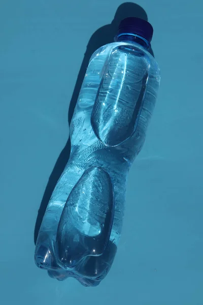 Butelka Zimnej Wody Niebieskim Tle — Zdjęcie stockowe