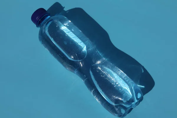 Пляшка Холодної Води Синьому Фоні — стокове фото