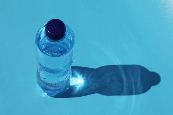 Garrafa Água Fria Fundo Azul — Fotografia de Stock